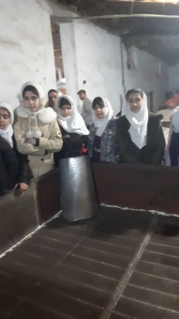 بازدید دختران ششم از کارخانه برنجکوبی